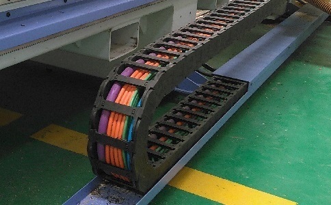 電纜、氣管、水管都可置于拖鏈中